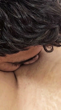 Büyük memeli büyük götlü orta yaşlı seksi kadın hintli seksin tadını çıkarıyor