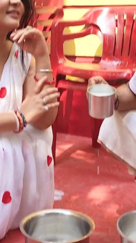 Desi Indian Doodhwala Fucks Desi Indian Horny Bhabhiji Outdoor When Her Husband Not at Home ( Hindi Audio )