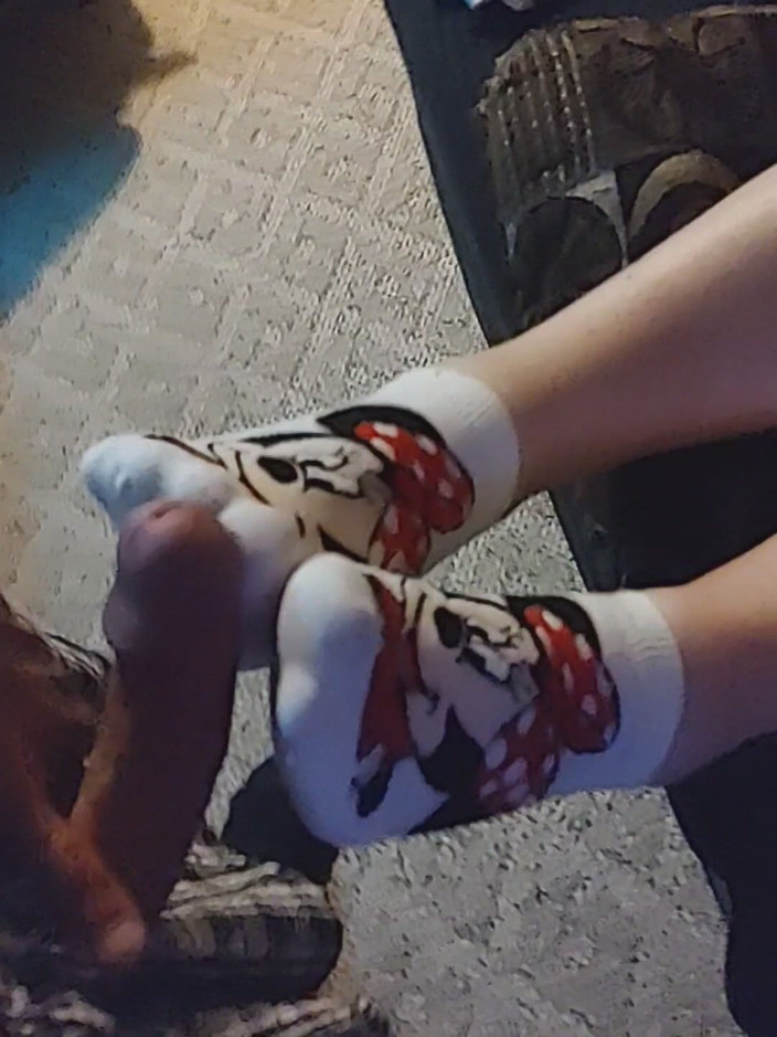 SocksAddict69: Sockjob - Minnie Mouse sock footjob - masturbación con tobillo amarillo - leche