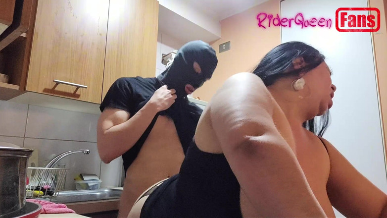 Riderqueen: Videoclipuri pentru fani: un tânăr mascat mă fute în bucătărie și mă...