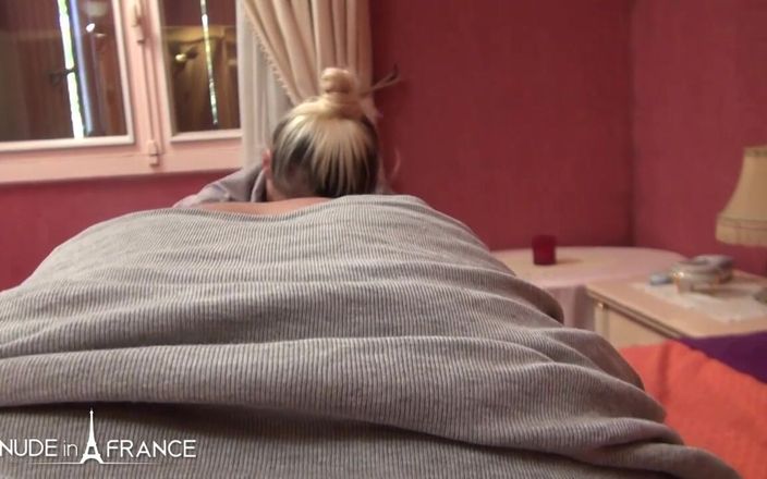 Nude in France: कामुक छोटे स्तनों वाली गृहिणी की उसके गार्डनर द्वारा जोरदार चुदाई और चेहरे पर वीर्य की बौछार