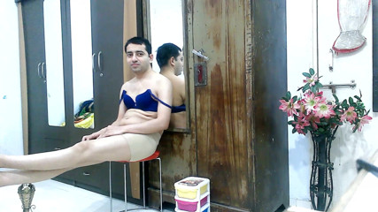 Cute & Nude Crossdresser: Sexy sissy travestito effeminato sweet lecca-lecca in grembiule con reggiseno...