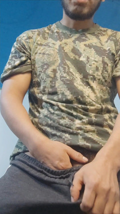 Hornyboy2058: 陸軍兵士は彼の巨大な膨らみでムラムラし、自慰行為をします