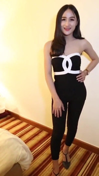 Ladyboystar - Šíleně sexy ladyboy s rovnátkama se pro mě svléká