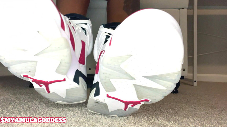 Mya Mula Goddess: Sneaker-schlampe