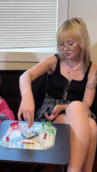 Trò chơi rắc rối thoát y đầu tiên của Bambi và Melody fizzles nhanh chóng