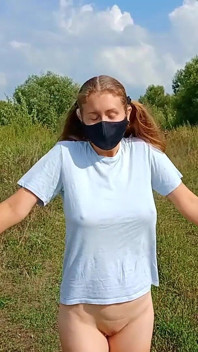 Chica sin fondo con coletas camina por un camino rural