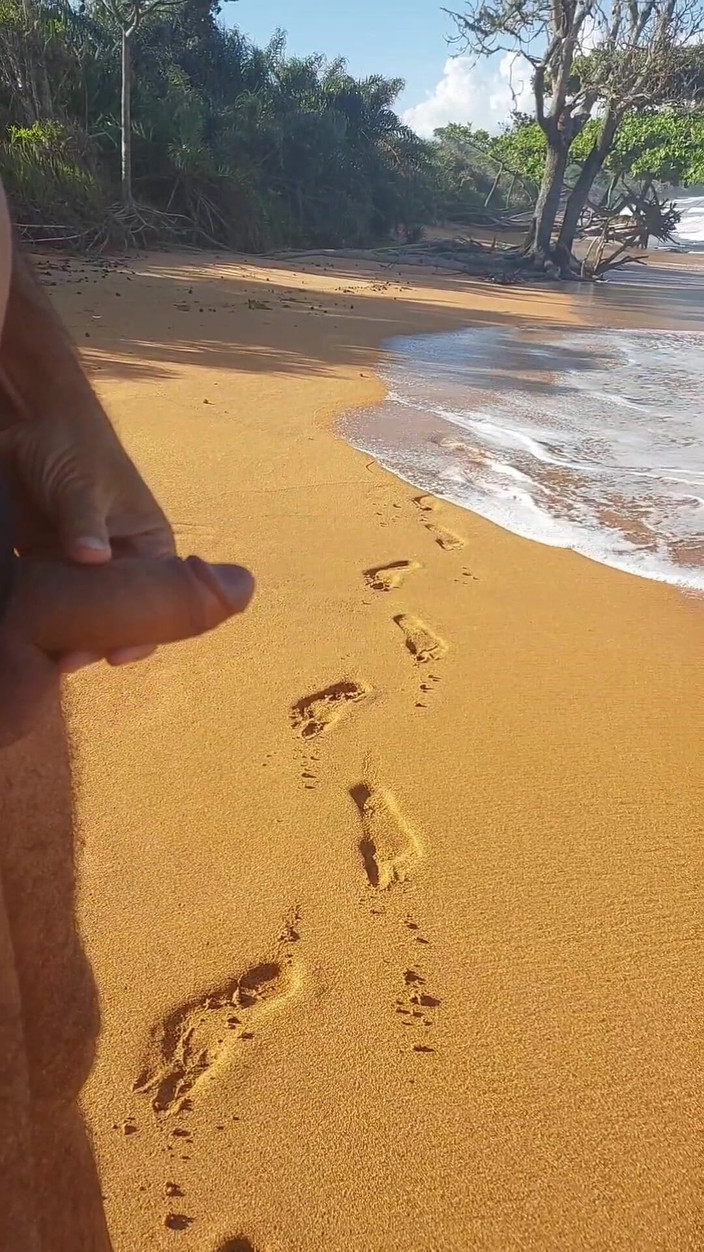 Ladysilvas: Ladysilva lagi asik masturbasi di pantai sambil pamer celana dalam...