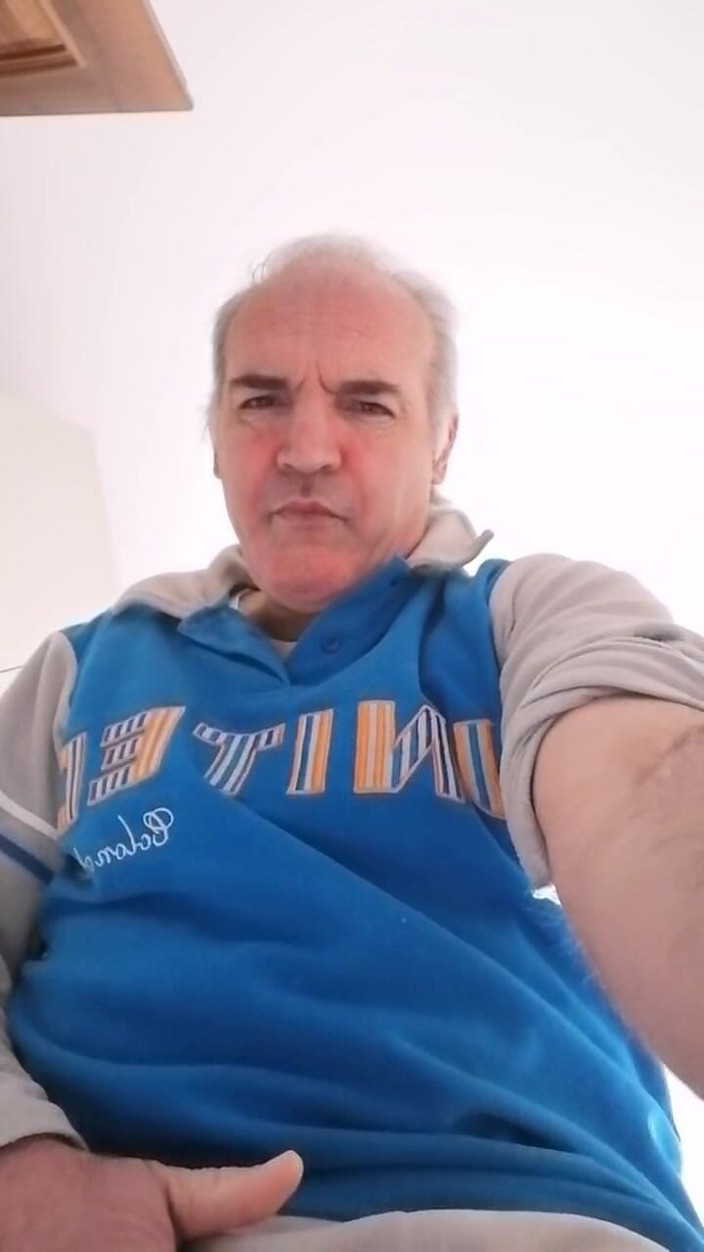 Setesesso7: 私の手が硬く腫れたチンコの上で手で震える音が聞こえる