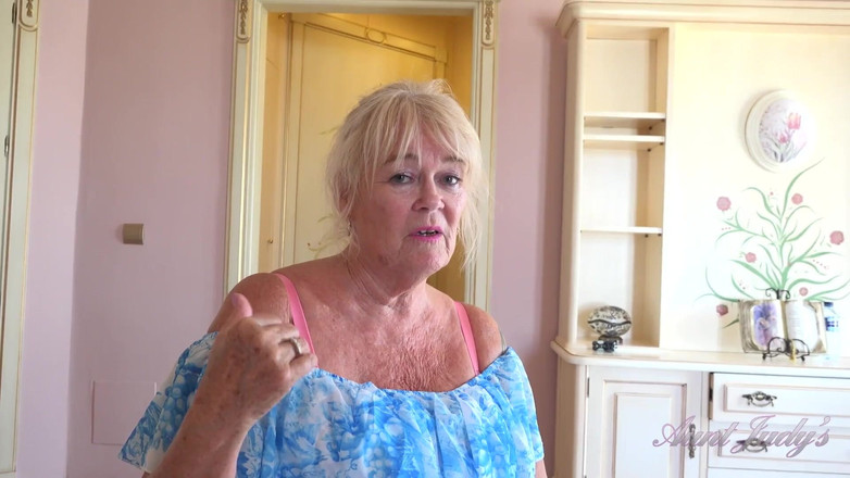 Aunt Judy's: Ajudys - vaše zralá GILF macecha paní. Randy Raz vás přistihne...