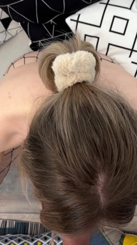 Mléčná sání ptáka dostane výstřik na obličej a sperma na brýle v POV kouření