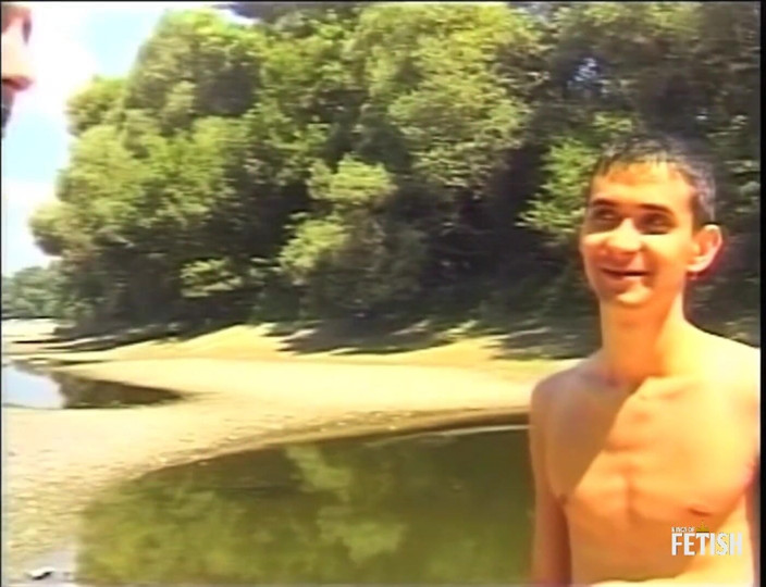 Gay Diaries: 야외에서 후장을 따먹기 전에 자지를 빨아주는 갈색 머리 게이