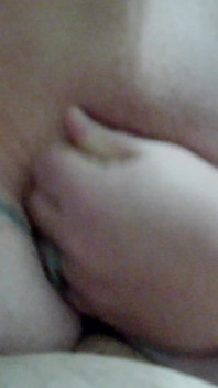 Une BBW taille une pipe, éjaculation sur les seins