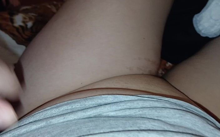 Lesbian-illusion: 两个女朋友的床上的快速性爱