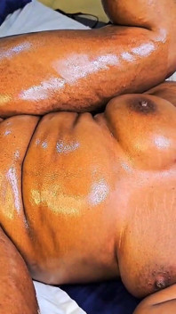50letá MILF macecha nemilosrdně ošukaná jejím manželem instruktorem v tělocvičně