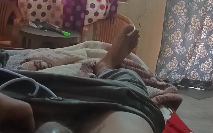 Real desi indian sex: 印度德西哥吮吸和给情人打手枪，剪他的私人头发