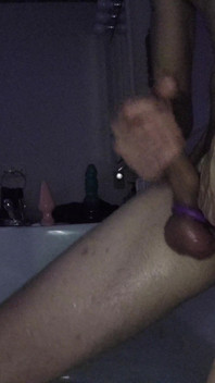 Acariciando, Paja, Juego Anal Y Corrida En La Bañera