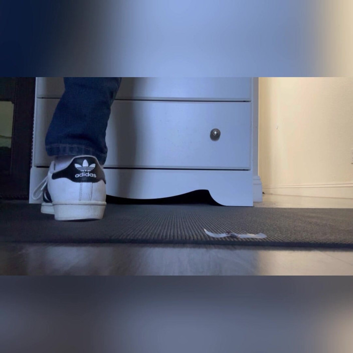 Tan feets: Gemengde latina tanfeets reuzin in sportschoenen en sokken schoenverwijdering kleine...