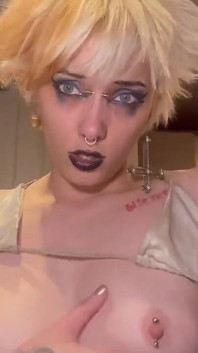 Tu as menti sur ta bite ! Goth Tinder vous coupe la bite avec un outil minuscule