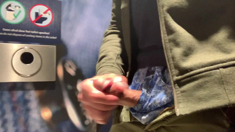 TJenner: Masturbando meu pau no banheiro público no aeroporto