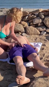 La MILF fa sesso in vacanza sulla spiaggia