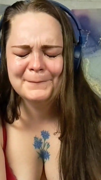Soluçando enquanto ouve música triste
