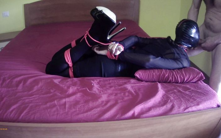 Laura on Heels: Laura na podpatcích amatérka 2021. Svázaná na hotelové posteli v sexy...