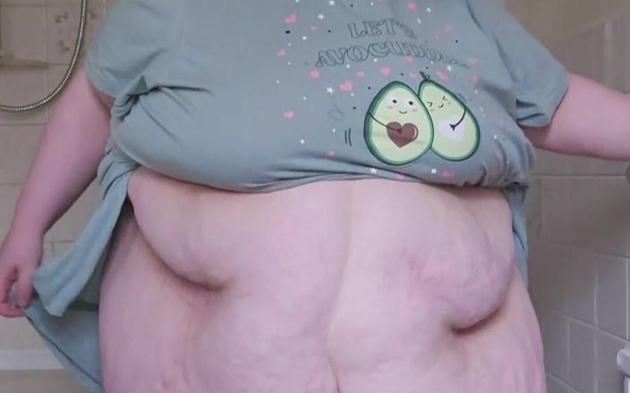 SSBBWLadyBrads: Diosa juega con vientre en el baño