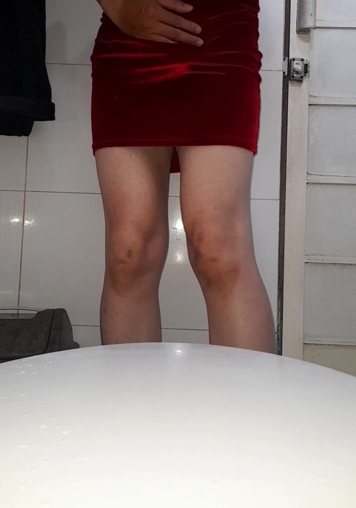 Naomisinka: Crossdresser stříkání do sexy sametových šatů