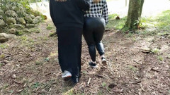 Priscila: 2 sexy holky se předvádějí na ulici v zahradě !! Jak...