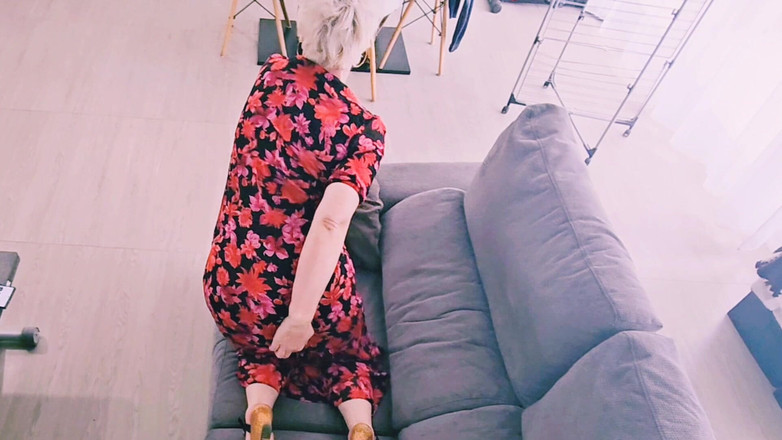 Sofy13: MILF šuká zezadu v bílém prádle a stříkání na její zadek