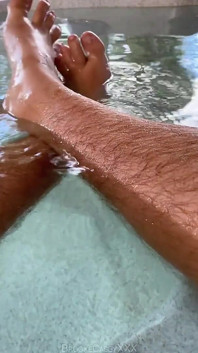 Kaki berbulu dalam tab mandi panas Brookecaseyxxx
