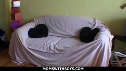 Moms With Boys: Blonďatá milfka v sexy punčochách vyprstěná a ošukaná