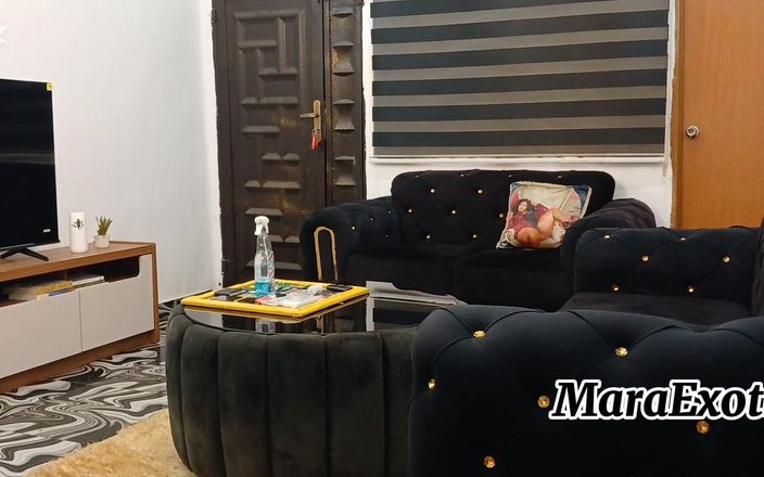 Mara Exotic: Чернокожая горничная с толстой задницей в середине недели подглядывает
