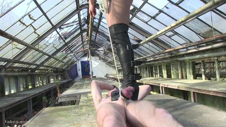 Ballbustingchicks: Dominatrice maleducata calpesta un uomo nudo e maneggia in modo...