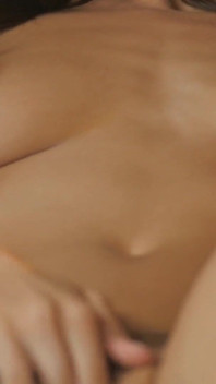 Krásná holka Lana Rhoades škádlí u bazénu před masturbací JOI!