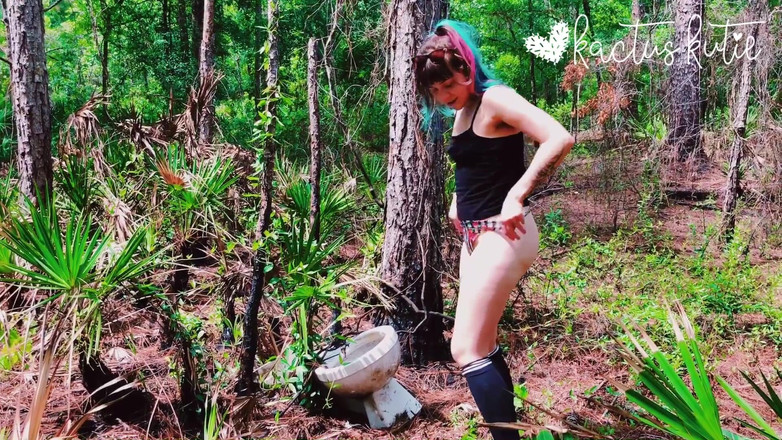 kactus kutie: Mijando em um banheiro na floresta