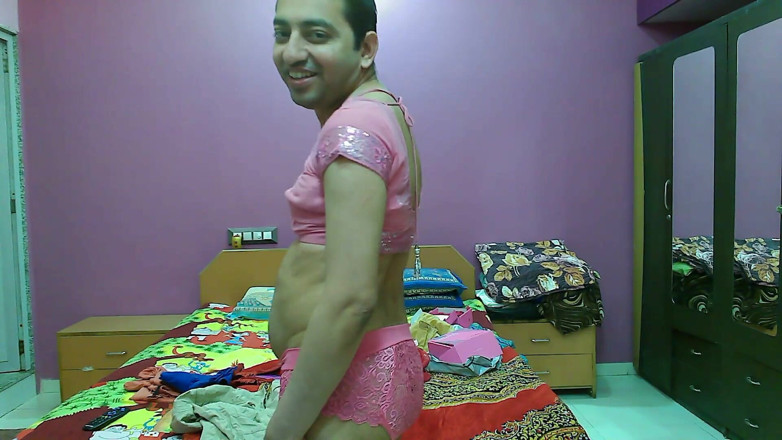 Cute & Nude Crossdresser: น้องสาวตัวเล็กน่ารัก ราชินีสีชมพูข้ามเพศ เฟมบอย ลูกอมหวาน สวมเสื้อกล้ามกับกางเกงใน