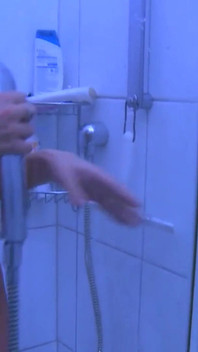 Горячая блондинка с огромными сиськами мастурбирует перед мужиком с большим хуем и трахается