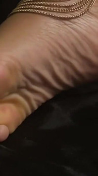 Pink Foxx toca con joyería en los pies