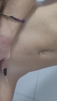 Drobná teenagerka šuká ve sprše
