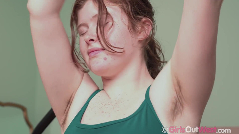 Girls Out West: Mooie harige roodharige berijdt spinfiets en masturbeert met een grote...