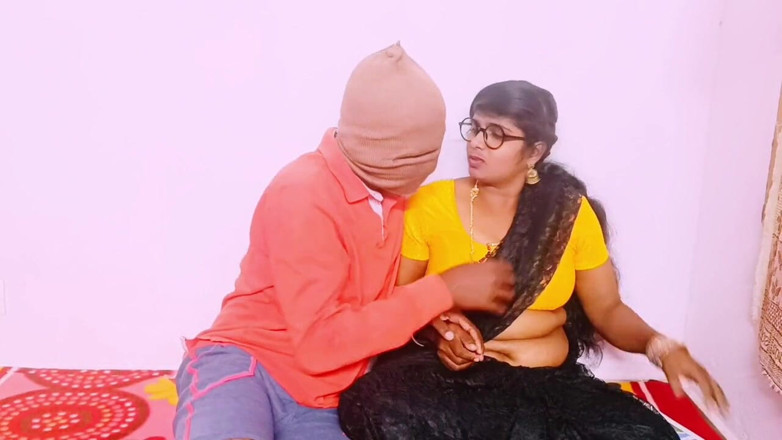 Telugu honey lips: Une indienne baise son demi-frère à grosse bite Mots cochons telugu.