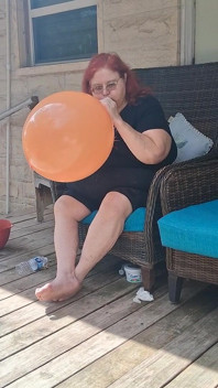 Marea asistentă frumoasă Vicki are o cerere de a arunca în aer un balon uriaș