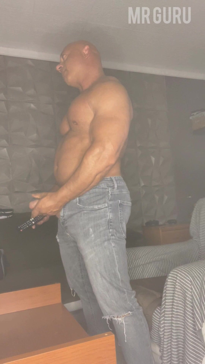 Mr. Guru: Mr Guru Hjerk of Video. Bodybuilder in Jeans