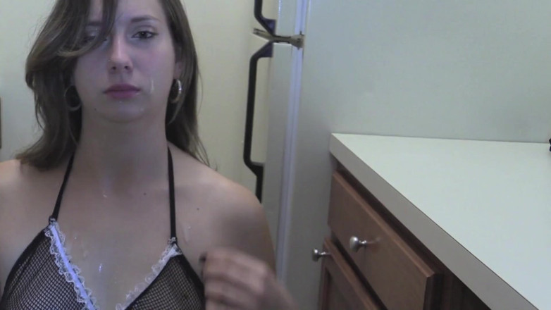 Real Amateur Sluts: Pembantu lexi luv lagi bersih-bersih muka!