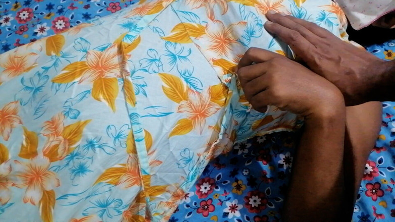 Sweety In Bed: この美しいホットなデジアジア人女性の濡れた膣は魅惑的な味を持っています