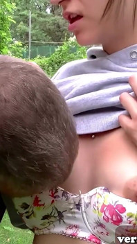La figliastra magra tedesca fa sesso tabù in giardino