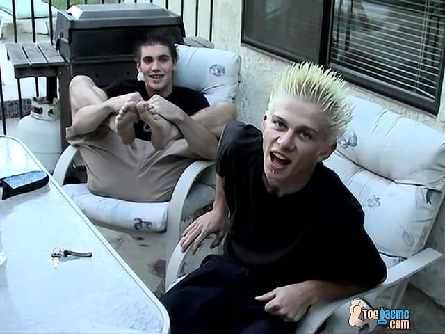 Toegasms: 스트레이트 소년과 함께하는 지저분한 발 재미