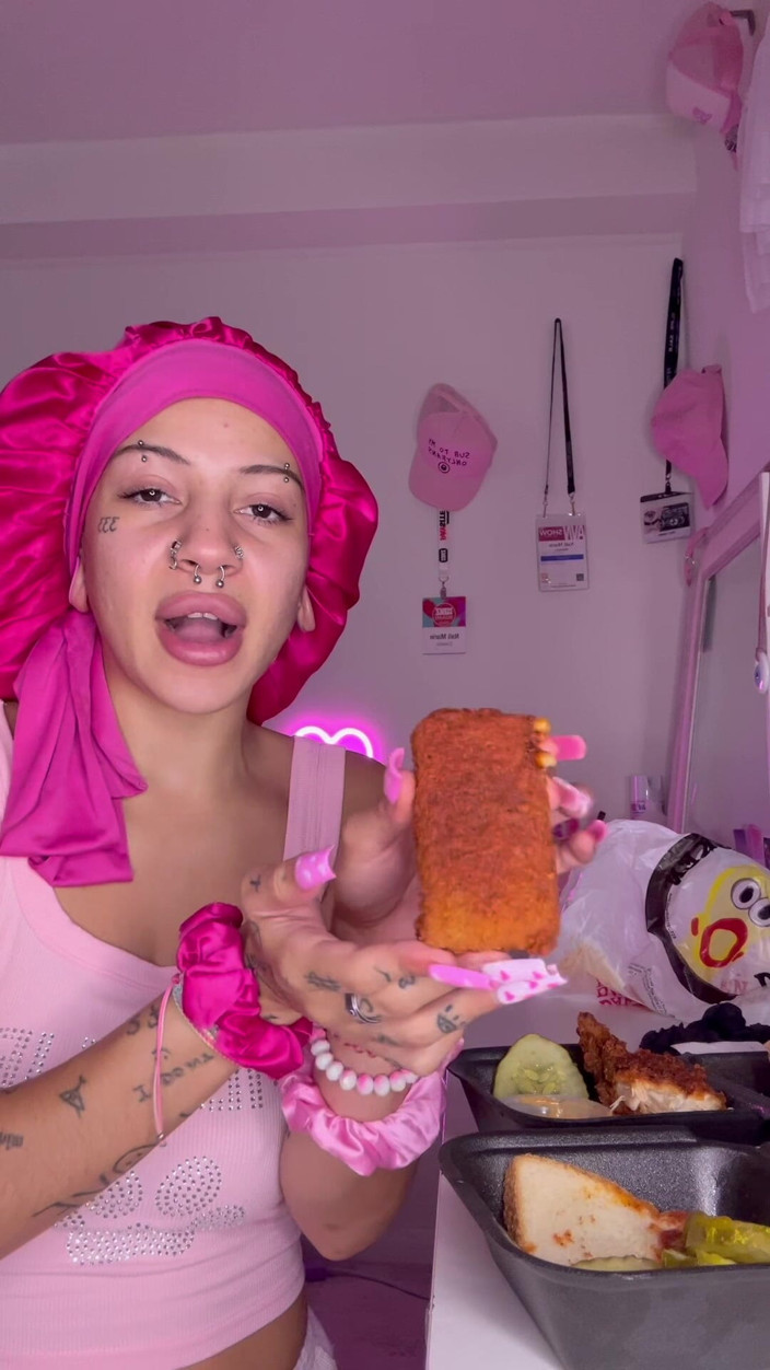 Nali Marie: Mukbang cibo piccante scopata sopra le sborrate in faccia piccola...
